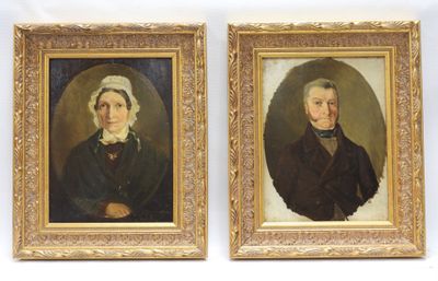 deux portraits d'un homme et d'une femme sont présentés dans un cadre en or