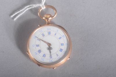 une montre de poche en or avec des chiffres romains