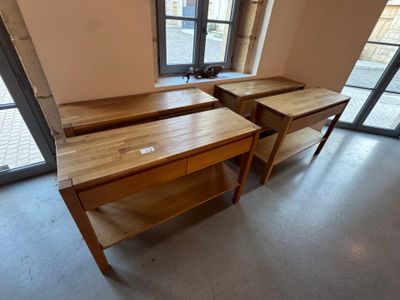 deux tables en bois dans un coin d'une pièce