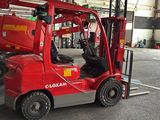 un chariot élévateur rouge garé dans un entrepôt