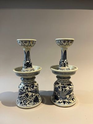PAIRE DE VASES en porcelaine à décor en bleu sous couverte d…