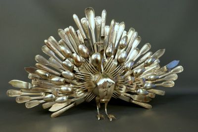 une sculpture en argent représentant un paon, réalisée à partir de cuillères