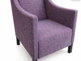 chaise violette aux pieds noirs sur fond blanc