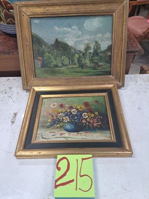 une photo d'un vase de fleurs posé sur une table, avec une étiquette de prix