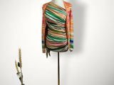 une image représentant un mannequin portant une robe et un chapeau multicolores