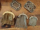 cinq types différents de sacs à main posés sur une table