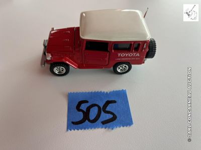 un camion jouet posé sur une table