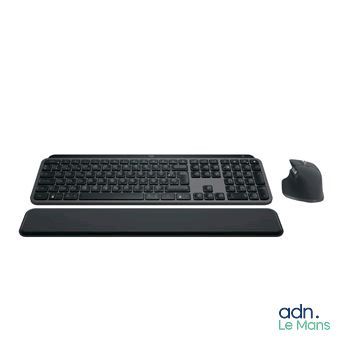 un clavier d'ordinateur et une souris sur fond blanc