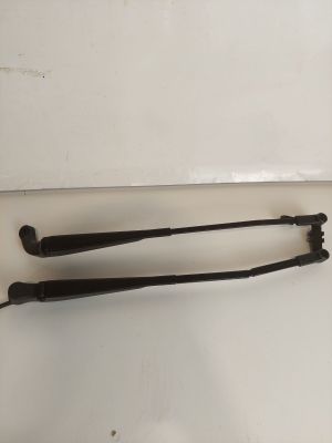 une paire de pinces en fer noir posées sur une surface blanche
