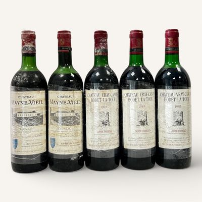 six bouteilles de vin sont alignées sur une surface blanche