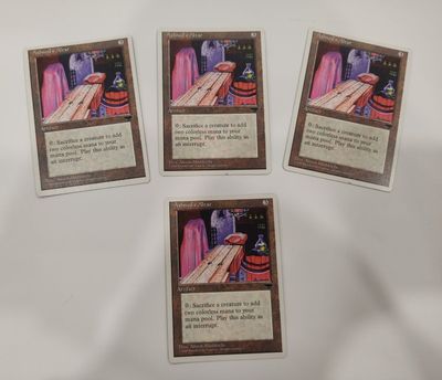 quatre cartes sur lesquelles figurent une table et des chaises