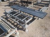 de nombreux tuyaux métalliques posés à même le sol