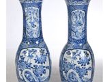 paire de vases bleus et blancs à motifs floraux