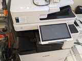 une imprimante et un scanner-imprimante empilés l'un sur l'autre