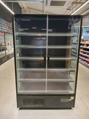 une vitrine vide dans une épicerie