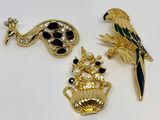 Deux broches de formes et de couleurs différentes sont posées sur une surface blanche