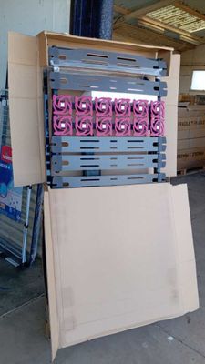 une boîte en carton posée sur un carton
