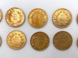 un groupe de pièces d'or sur une surface blanche