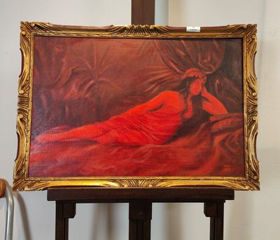 un tableau représentant une femme en robe rouge posée sur un chevalet