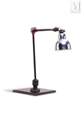 une photo d'une lampe de bureau posée sur une table