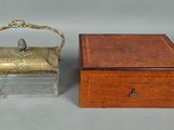 deux petites boîtes en bois munies de poignées métalliques et une boîte en bois munie d'une poignée