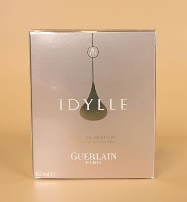 un flacon de parfum posé sur une table
