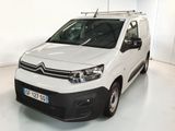 une camionnette blanche garée dans une pièce blanche