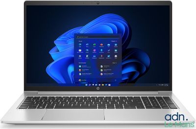 un ordinateur portable avec un écran bleu et un clavier posé sur une surface blanche
