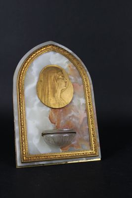 plaque en marbre doré et blanc représentant un homme coiffé d'un chapeau
