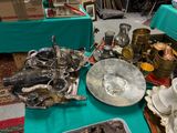 une table sur laquelle se trouvent de nombreux objets en argent