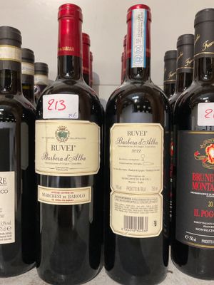des bouteilles de vin sont alignées sur une étagère dans un magasin