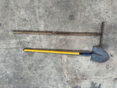 deux outils posés sur le sol en béton