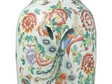 un vase avec un oiseau sur un support