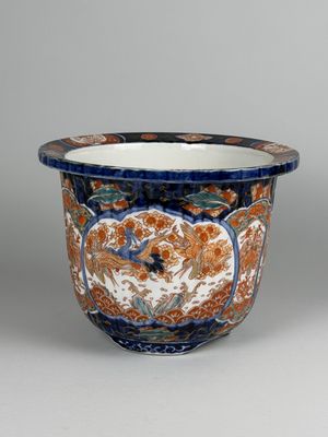 Cache-pot en porcelaine imari à décor en réserves d'échassie…