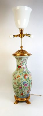 Vase balustre en porcelaine à décor émaillé polychrome de pa…