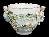 un vase blanc orné de fleurs et d'anges