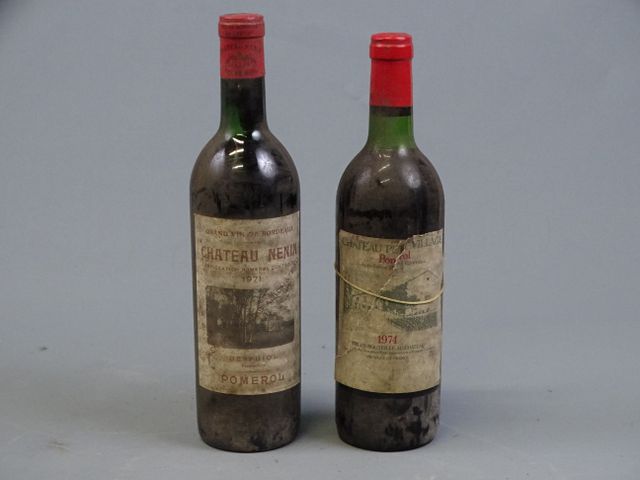CHATEAU PETIT VILLAGE, Pomerol, MEB au château, une bouteille de ...