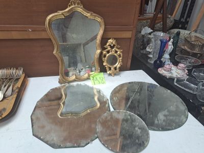 une table sur laquelle se trouvent un miroir et de l'argenterie