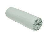 le rouleau de tissu blanc est enroulé sur une surface blanche
