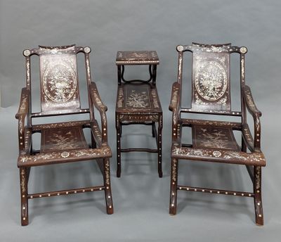 trois chaises en bois ornées de sculptures, disposées les unes à côté des autres
