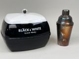 un shaker noir et blanc à côté d'un shaker noir et blanc