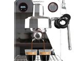 gros plan d'une machine à café sur fond blanc