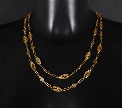 un gros plan sur un mannequin portant un collier à chaîne en or