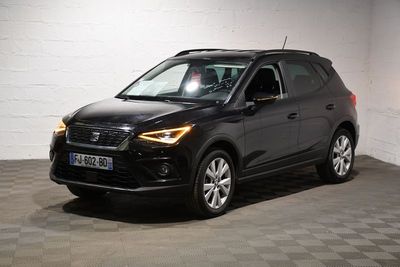 Le SUV noir est garé dans un garage dont le sol est en damier.