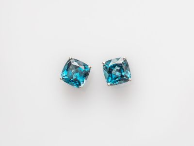 une paire de boucles d'oreilles en topaze bleue sur fond blanc