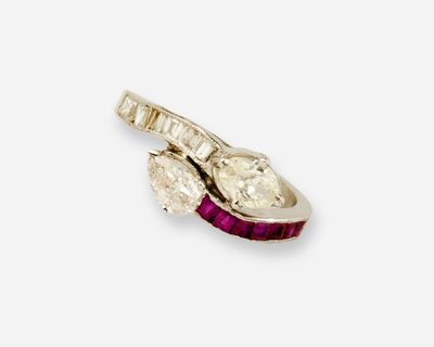 gros plan d'une bague en diamant et rubis sur fond blanc