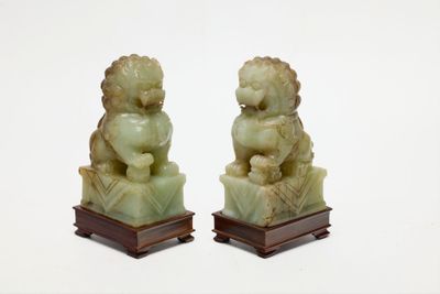 paire de figurines en jade représentant un garçon et une fille, posées sur un socle