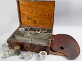 une vieille caisse en bois remplie de verrerie et d'une palette