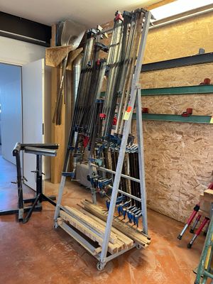 une photo d'un porte-skis dans un garage