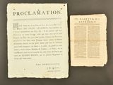 un vieux livre posé sur une table à côté d'une feuille de papier